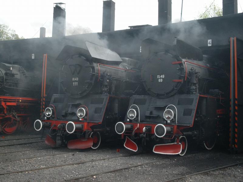 Ol 49 89 und OL 49 111 am 3.5.03 in Wolsztyn. An diesem Tag wurde eine grosse Dampflokparade veranstaltet.