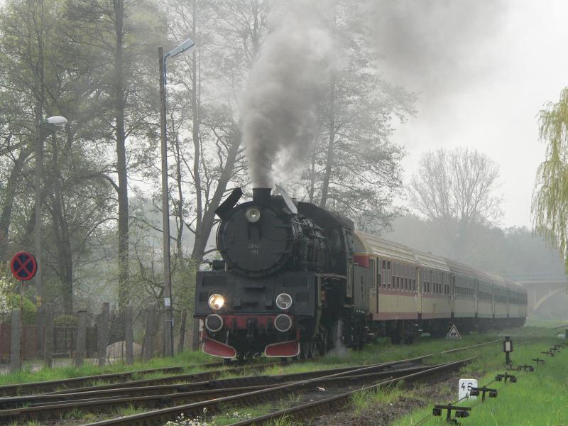 Ol49 111 wartete am 29.4.06 mit einem Regionalzug auf die Weiterfahrt nach Wolsztyn.