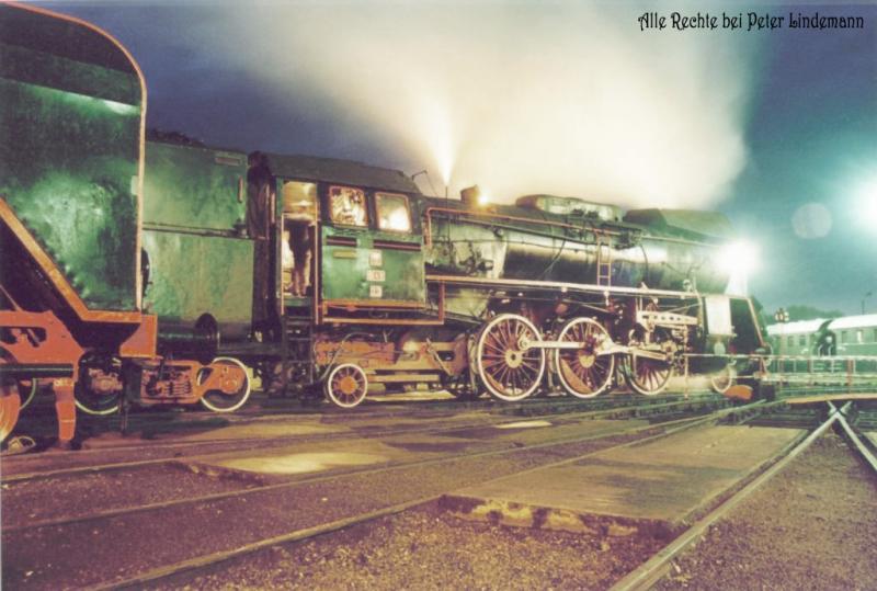 Ol49-23 beim Behohlen an der Drehscheibe in Wolsztyn. Links im Bild die  groen Ohren  der Ty5-10, der ehem. BR50 451. 2002