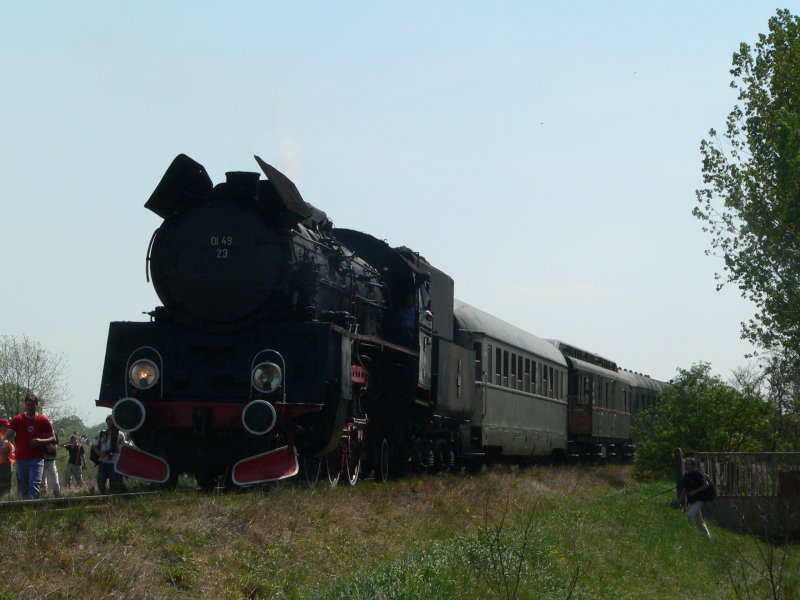 Ol49 23 mit historischen Wagen. Dampflokfest Wolsztyn, 28.4.2007