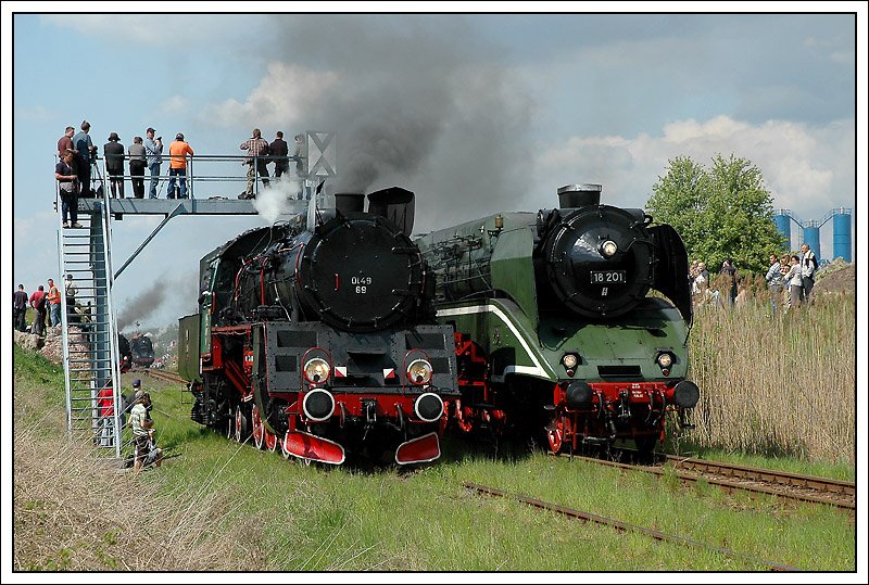 Ol49-69 und 18 201 kamen beim zweiten Durchgang bei der Dampflokparade am 3.5.2008 in Wolsztyn beim Einfahrvorsignal parallel vorbei.

