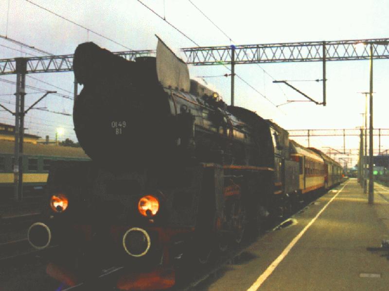 Ol49 81 im September 1998 in Poznan vor dem Regionalzug nach Wolsztyn.