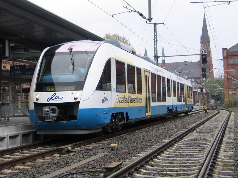 OLA 702 steht in Schwerin Hbf. am Bahnsteig 4 zur Abfahrt nach Gadebusch bereit. 25.04.2008
