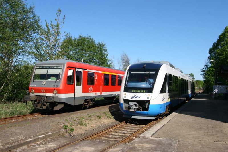 OLA mit Triebwagen BR 648 Lint 41 als Sonderzug und RB 11 nach Schwerin stehen in Hagenow Stadt zur Abfahrt bereit. 30.04.2007
