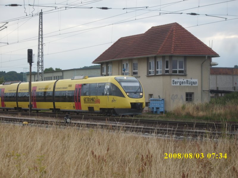 OLA-Triebwagen 0005 ist auch nach ber einer Woche immer noch zwischen Bergen und Lauterbach Mole im Einsatz.Am Morgen des 03.08.2008 passiert der Zug auf dem Weg nach Lauterbach Mole das Weichenwrterstellwerk W1 in Bergen/Rgen. 