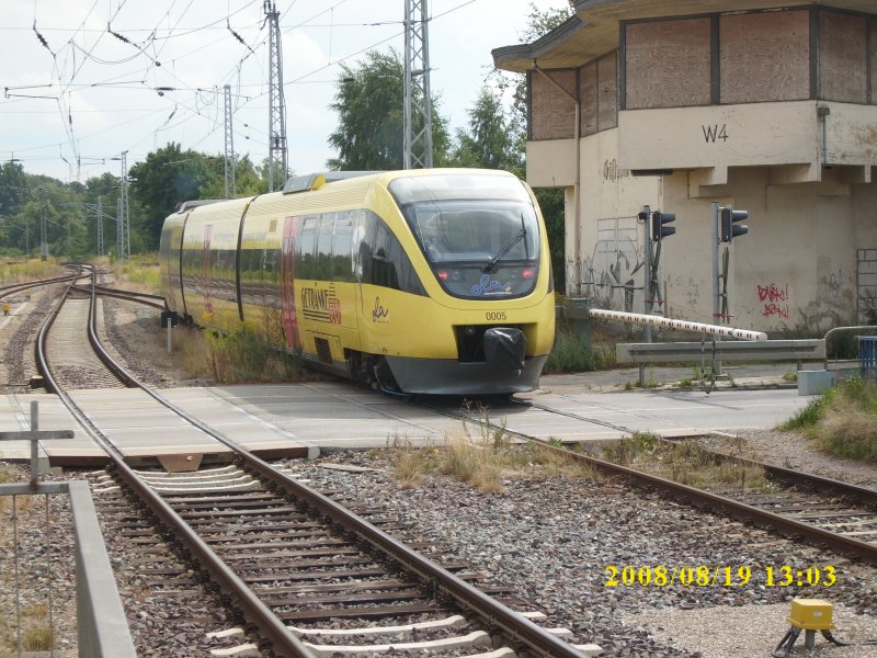 OLA-Triebwagen 0005 verlt Gstrow am 19.08.2008 nach Ueckermnde und passiert an der Ausfahrt das ehmalige Stellwerk W4.