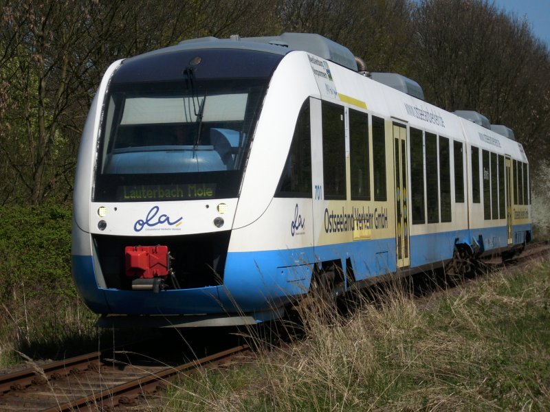 OLA-Triebwagen 701 fhrt am 01.Mai 2009 von Bergen/Rgen kommend in den Bahnhof Putbus ein.
