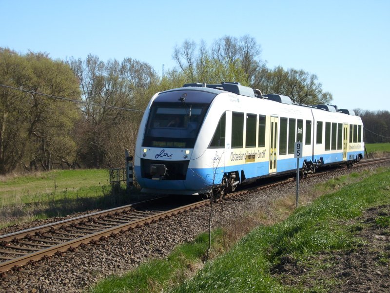 OLA-Triebwagen 701 hat am 18.April 2009 den Bahnhof Putbus verlassen und ist auf dem Weg in die Kreisstadt Bergen/Rgen.Aufgenommen bei Pastitz.