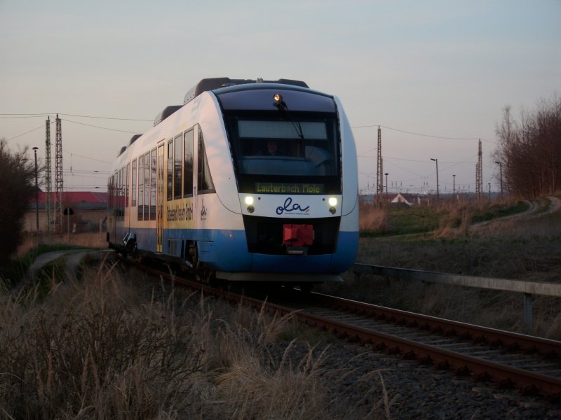 OLA-Triebwagen 701 verlt am 09.April 2009 Abends den Bahnhof Bergen/Rgen nach Lauterbach Mole.