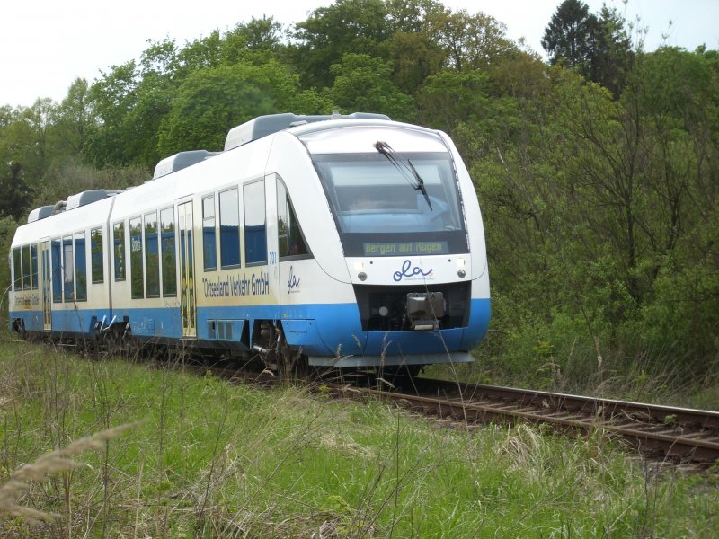OLA-Triebwagen 701 verlie am 09.Mai 2009 den Bahnhof Putbus in Richtung Bergen/Rgen.