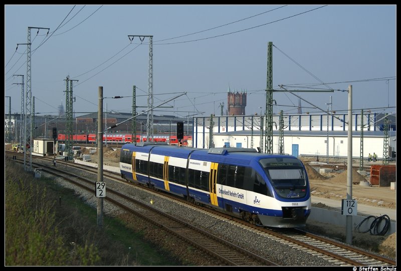OLA TW 0008 aus Gstrow ber Laage nach Rostock. Aufgenommen am 07.04.09 kurz vor seinem Ziel.Im Hintergrund sieht man den Wasserturm in der Blcherstrae.
