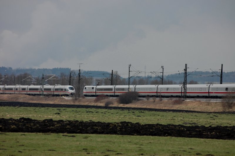  Old meets new  ..dazu eine Stimmung als wrde die Welt untergehen. Zwischen zwei heftigen Graupelschauern treffen sich ein ICE 1 und ein ICE 3 mit offener Bugklappe. Entweder konnte sie nach Zugtrennung nicht geschlossen werden oder der Tfz-Fhrer denkt schon Richtung Mnchen wo der Zug vielleicht gekuppelt werden mu und es immer wieder zu Schwierigkeiten mit eingefrorenen Klappen kam..kalt genug war es ja..aufgenommen an der KBS 980