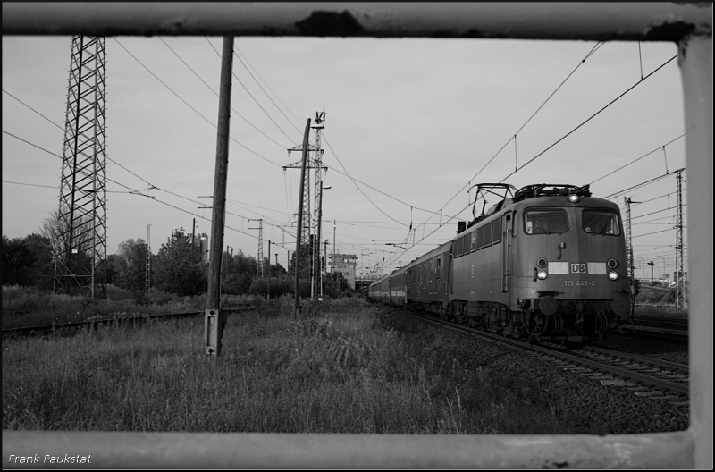  Old Train to Budapest  - Berlin Schnefeld, 15.08.2009. Fotografiert in s/w, nachtrgliche Bewegungsunschrfe und Erodiert. Idee entstand spontan als ich am Bahnsteigende durch die Absperrung schaute.