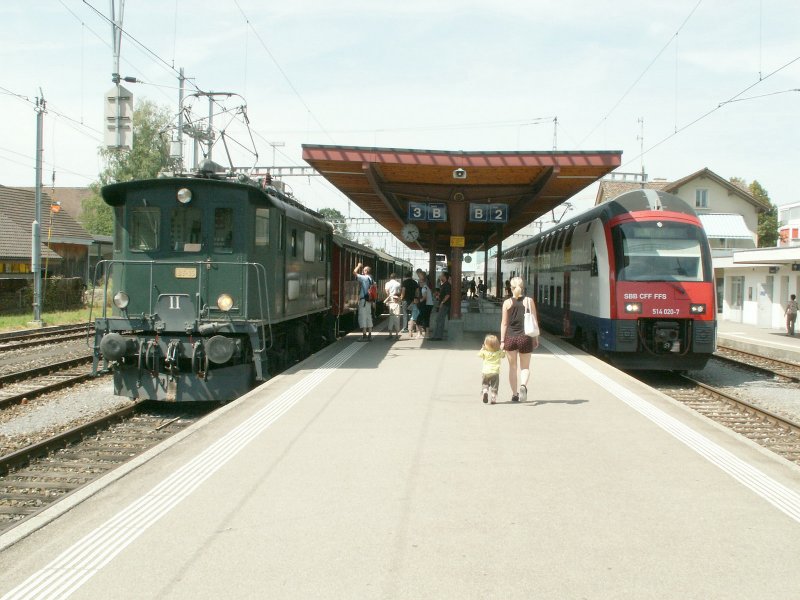 Oldtimer E-Lok Be4/4 ex.BT-15(SLM 1931)als Ersatz fr die ausgefallene Dampflok 401 im Bhf.Hinwil.Rechts ein S-Bahnzug der Linie S 14.
16.08.09