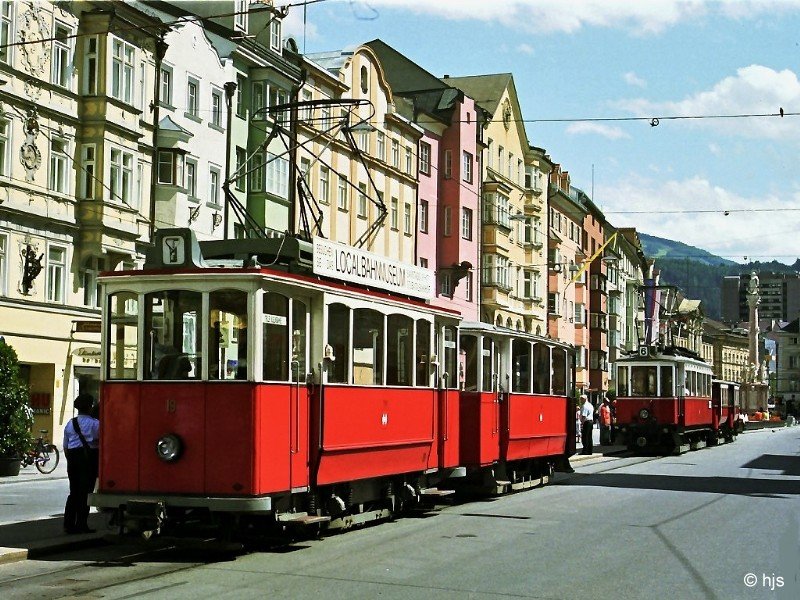 Oldtimer-Treffen auf der Maria-Theresien-Strae (3. Juli 2004): vorn Tw 19 + Bw 147, von den Tiroler Museumsbahnen als Zubringer zum Straenbahnmuseum am Bergisel in Fahrt gesetzt, hinten der historische Zug Tw 3 + Bw 103 + Bw 112 + STB 32, der zwei Plan-Umlufe auf der SL 6 bernimmt.