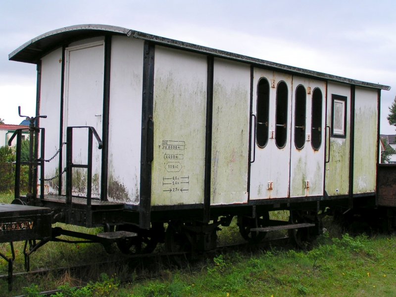  Oldtimerwagen  hinterstellt im Ostteil des Bhf. Wangerooge (06-08-27)