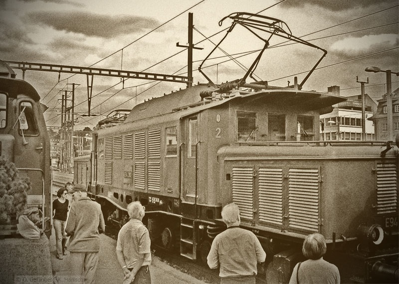 Olli knipst und Hanisch rettet. Bei 10-jhrigen Jubilum des Seehas' wurde auch E94 280 engagiert und verirrte sich ganz krokodilsuntypisch in die Schweiz nach Schaffhausen. Das war dann doch der Anlass fr einige Eidgenossen, genau zu begutachten, was die Schwobe unter Krokodil verstehen. Das Bild wurde knstlerisch nachbearbeitet durch Kay Hanisch. Diese Koproduktion sollte angemessen sein fr Bild Nr. 300.