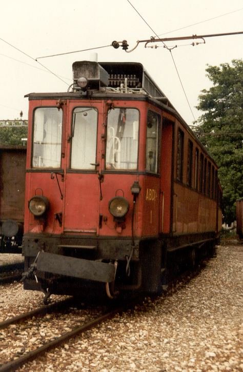 Olteimer Triebwagen ABDe 4/4 1 der Schmalspurbahn NStCM = Nyon - St.Cergue - La Cure - Morez im alten Gterbahnhof der NStCM in Nyon im Juni 1985