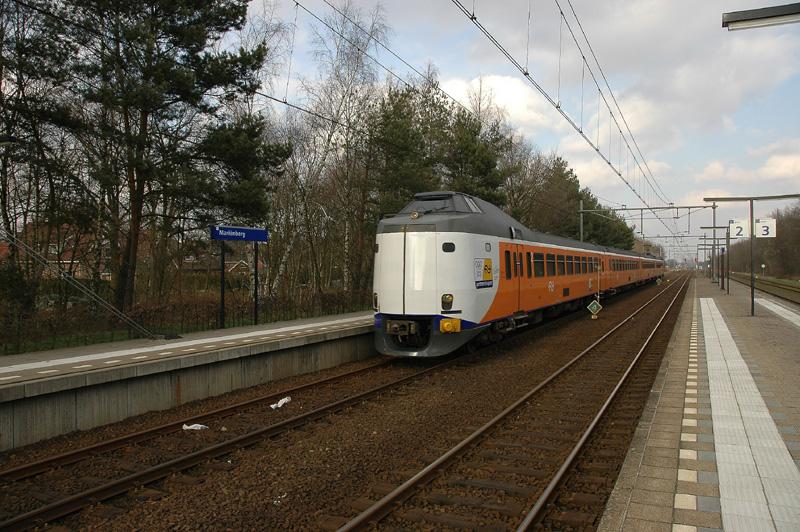 Olympia Triebzug 4241 durcheilt als Schnellzug Emmen-Zwolle Bahnhof Marinberg. 10.03.2005