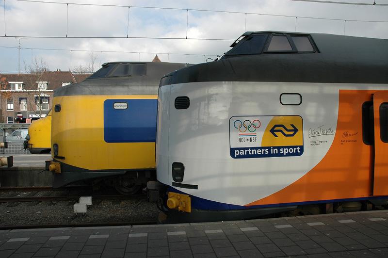 Olympia Triebzug 4241 steht in Zwolle abfahrbereit im Richtung Emmen. 10.03.2005