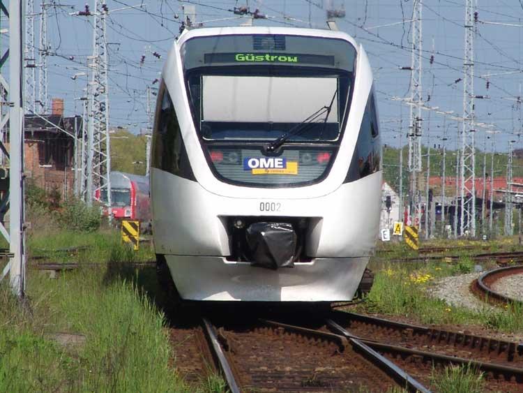 OME 81039 von Rostock Hbf.nach Gstrow wird auf dem Hauptbahnhof bereitgestellt.Aufgenommen am 13.05.05