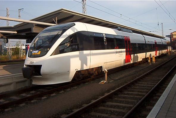 OME81037 steht Richtung Gstrow abfahrbereit im Rostocker Hbf.(18.07.04)