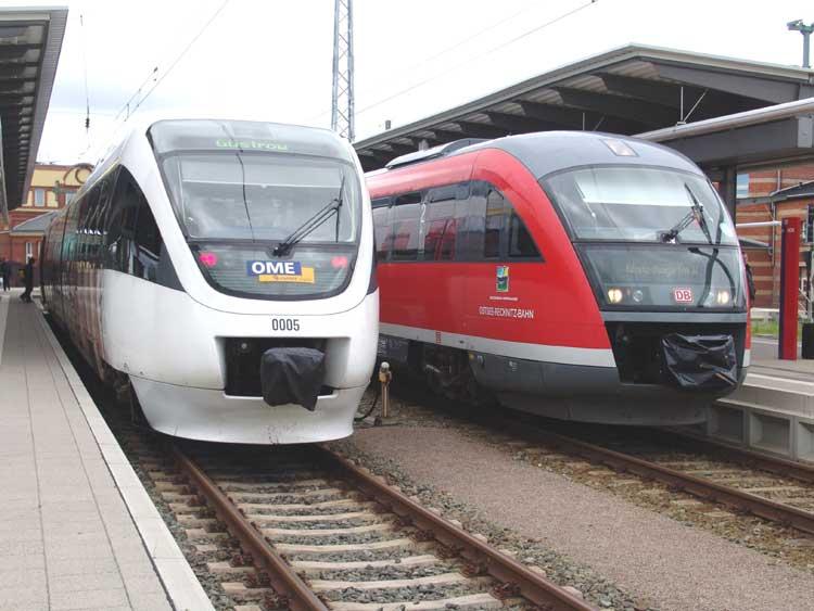 OME81045 von Rostock Hbf.nach G�strow steht neben RB33395 nach Ribnitz-Damgarten West im Bahnhof Rostock Hbf.(06.06.05) 