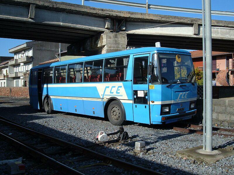 Omnibus auf einen ungewhnlichen Parkplatz am 02.02.2006 im Bahnhof Linguaglossa, auf einen Abstellgleis. Die FCE betreibt auch Omnibusverkehr. 