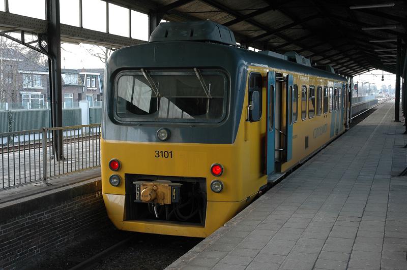 Omnibusbetrieb Connexxion betreibt mit zwei angemietete NS Triebwagen der Nebenbahn Almelo-Mari�nberg unweit der Niederl�ndischen-Deutschen Landesgrenze. Tw 3101 am Kopfgleis in Almelo 10.03.2005