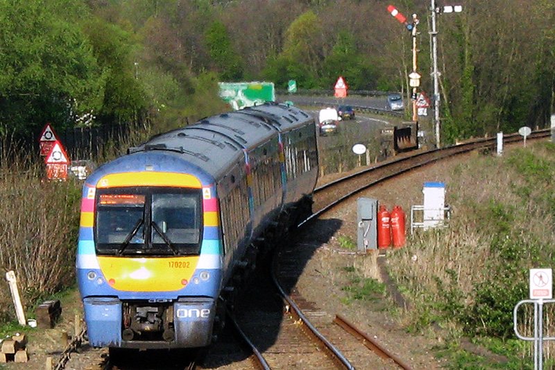  ONE  170202, aus dem Bahnhof Acle, in Norfolk, nach Great 
Yarmouth ausfahrend.
April 2007