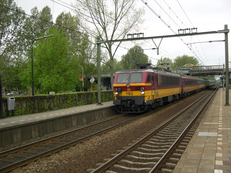Op 30-4-2005 de intercity naar Brussel-zuid bij station Delft-zuid