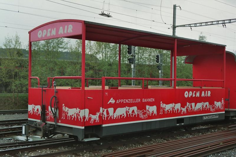 Open Air Personenwagen By 251 im Bahnhof Gais am 08.05.2006