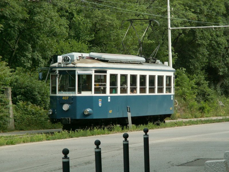 Opicina Tram.Wagen 407 in der Nhe der Haltestelle Obelisco.Bei
allen Haltestellen gilt  Halt auf Verlangen  Triest 03.06.08