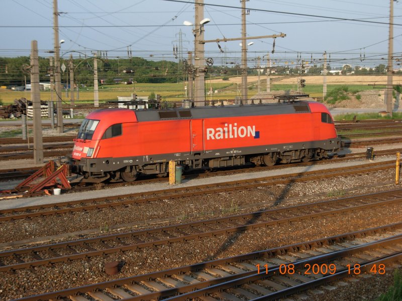 Optimale Lichtverhltnisse auf dem Zentralverschiebebahnhof Wien-Kledering. Endlich konnte diese Lok von Railion so abgelichtet werden, da das leuchtende Rot wirklich ideal zur Geltung kam (11.8.2009).