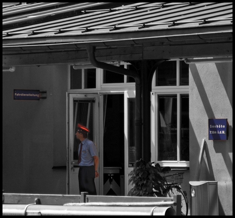 Ordnungsgem gekleidet sieht der Fahrdienstleiter dem Regionalzug hinterher. (02.08.2009)