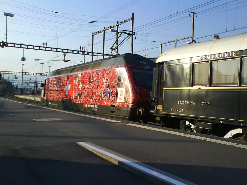 Orient Express - Ausnahmsweise zog diesmal eine Re 460 (EM-Werbung Schweiz) den Venice-Simplon-Express aus London nach Innsbruck/Venedig.