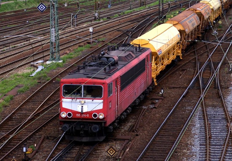 Orientrote 155 214-0 rollt mit  Gz. (Harnstoffgranulat in Tads) Wittenberg- Grokorbetha durch Halle. 01.05.08