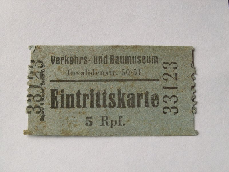 Original Eintrittskarte(von 1930)f�r das Berliner Verkehrs-und Baumuseum(1906-1945)im  Hamburger Bahnhof  Viele der fr�her dort ausgestellten Exponate befinden sich heute im DTM Berlin u.a.auch die aufgeschnittene Vierzylinderlok S10,S-Bahn Lehrf�hrerstand ect.(Sammlung P.Walter)
