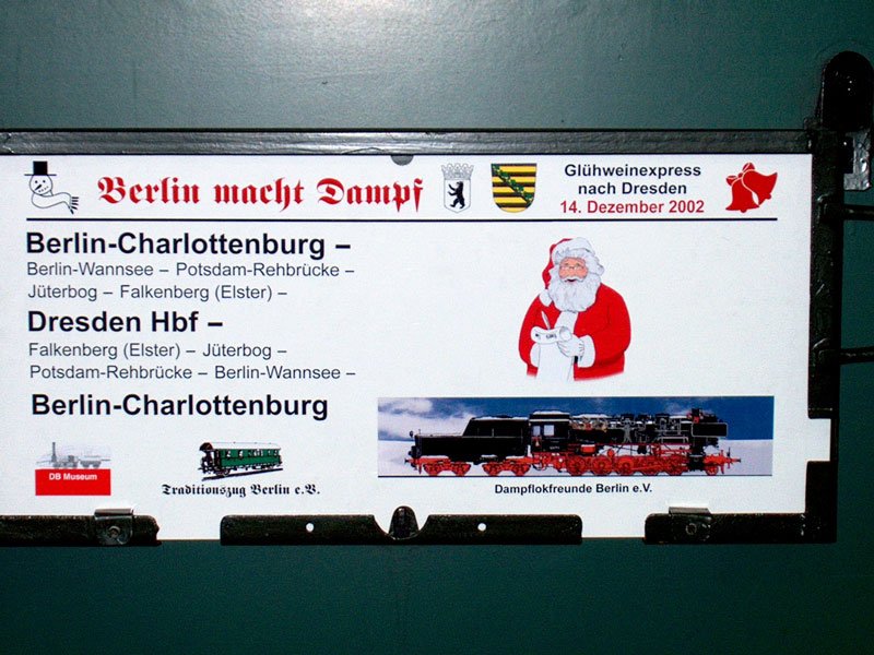 Originelles Zuglaufschild am Glhweinexpress Berlin-Charlottenburg - Dresden Hbf. mit 52 8177 der Dampflokfreunde Berlin e.V. (Berlin macht Dampf); 14.12.2002
