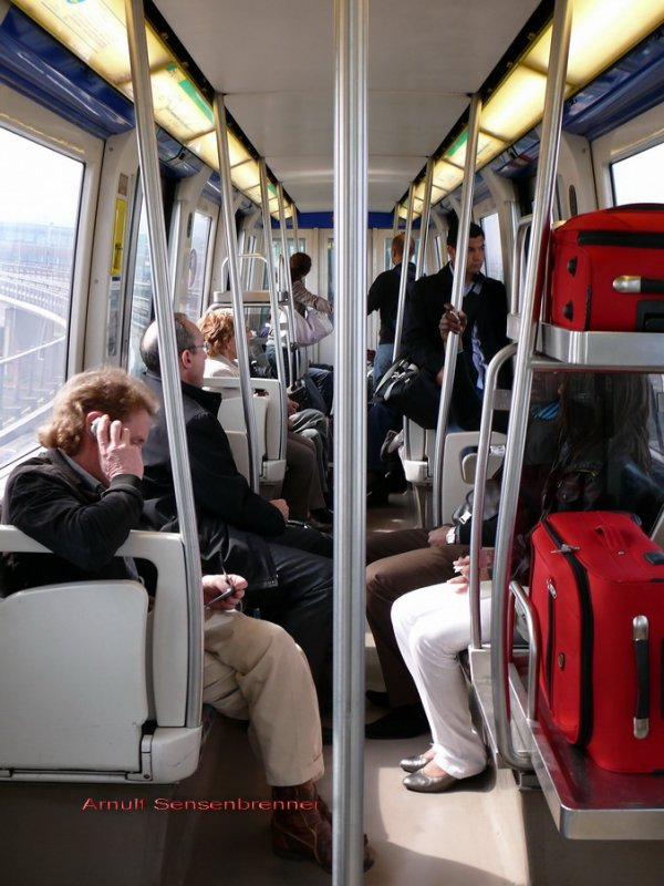 ORLYVAL - 
Orlyval verbindet den Flughafen Paris-Orly mit der Station Antony der RER (S-Bahn) Linie B.
Die Endsilbe „-VAL“ steht fr  Vhicule automatique lger  (leichtes automatisch betriebenes Fahrzeug).
Es handelt sich um eine fahrerlose, automatisch gesteuerte Leichtmetro, die auf Gummirdern fhrt.
Im Inneren geht es recht eng zu, da das Profil der VAL recht klein ist.
22.04.2009