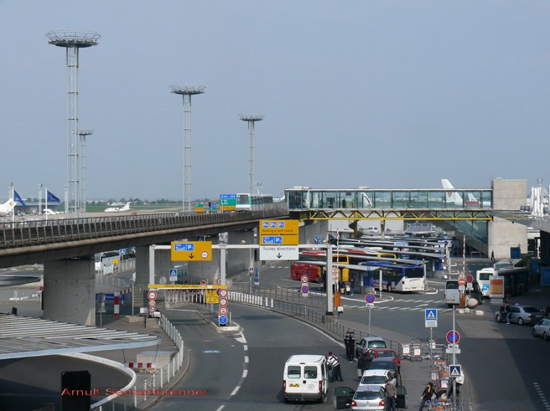 ORLYVAL - 
Orlyval verbindet den Flughafen Paris-Orly mit der Station Antony der RER (S-Bahn) Linie B.
Die Endsilbe „-VAL“ steht fr  Vhicule automatique lger  (leichtes automatisch betriebenes Fahrzeug).
Es handelt sich um eine fahrerlose, automatisch gesteuerte Leichtmetro, die auf Gummirdern fhrt.
Zug 03 unterwegs als Hochbahn in Orly-Sud. Die Strecke ist etwa 7,3 km lang. Es gibt die drei Stationen Antony (RER Linie B), die als Spitzkehrenhalt angelegte Station Orly-Ouest und Orly-Sud. 
22.04.2009