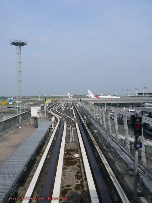 Orlyval verbindet den Flughafen Paris-Orly mit der Station Antony der RER (S-Bahn) Linie B.
Die Endsilbe „-VAL“ steht fr  Vhicule automatique lger  (leichtes automatisch betriebenes Fahrzeug).
Es handelt sich um eine fahrerlose, automatisch gesteuerte Leichtmetro, die auf Gummirdern fhrt.
Blick auf den Fahrweg in Orly-Sud.
Die Strecke ist etwa 7,3 km lang. Es gibt die drei Stationen Antony (RER Linie B), die als Spitzkehrenhalt angelegte Station Orly-Ouest und Orly-Sud. 
22.04.2009