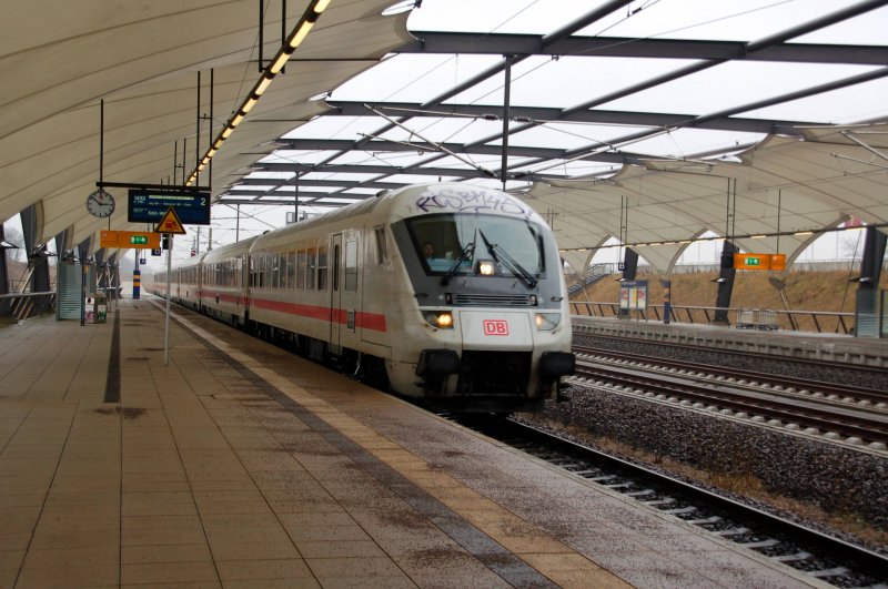 Ortswechsel zum Flughafen Leipzig/Halle: Der IC 2142 fhrt in den Bahnhof ein.