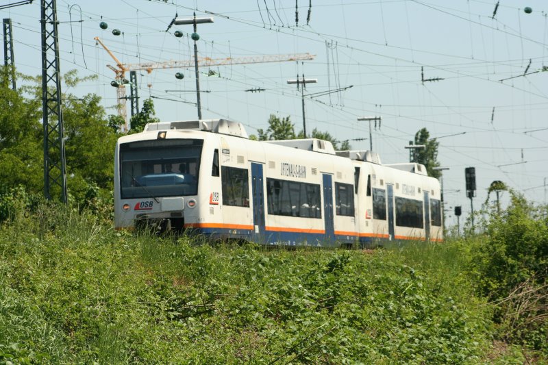 OSB VT 513  Stadt Achern  und OSB VT 512  Oppenau  auf dem Weg zur Eisenbahnbr�cke nach Strassbourg. Kehl 12.5.2008.
