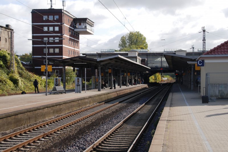 OSNABRÜCK, 17.10.2009, Blick auf die unteren Bahnsteige des Hauptbahnhofs (Ost-West-Richtung)