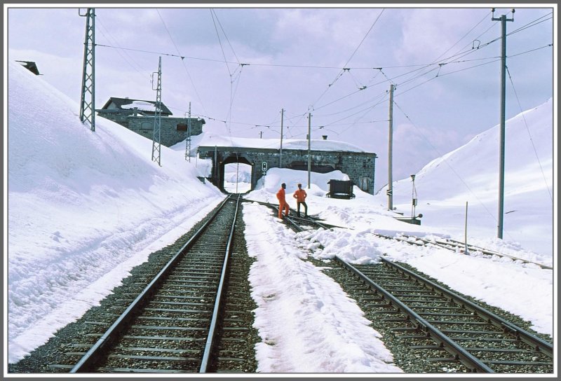 Ospizio Bernina 2253m .M. Blickrichtung Sd. Wie unerschiedlich hoch im Mai der Schnee liegt sieht man anhand dieser Bilder. (Archiv 05/83)