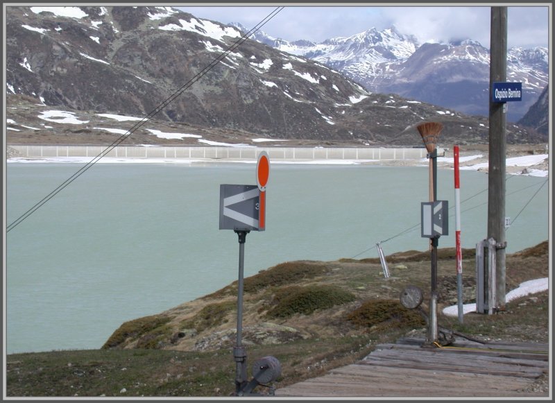 Ospizio Bernina 2253m ./M. mit Lago Bianco Blickrichtung Nord.
Dies ist die hchstgelegene Station der RhB, bevor nach gut 30km Tirano 429m ./M. als tiefster Punkt erreicht ist. (08.05.2007)