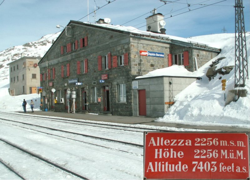 Ospizio-Bernina (Bernina-Hospiz)hchstgelegener Bahnhof der Rhtischen Bahn.Etwas sdlich vom Bahnhof befindet sich auch eine berdachte Drehscheibe fr die Schneeschleuder.17.02.07
