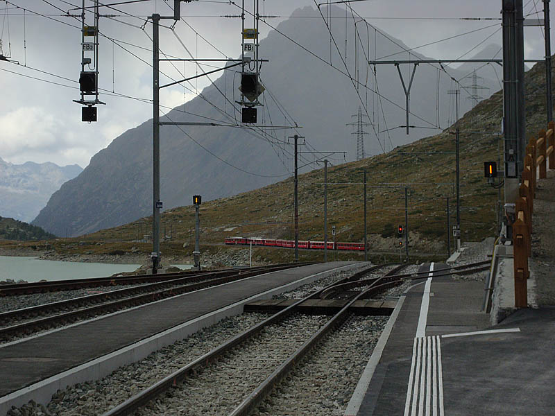 Ospizio Bernina mit Blick Richtung Norden. Unser Zug ist bereits weitergefahren. Die Wolken tuschen auch hier nicht: der sofort einsetzende Regen begleitete uns dann auf der Velofahrt bis nach Pontresina hinunter, 11. Sept. 2009, 15:19
