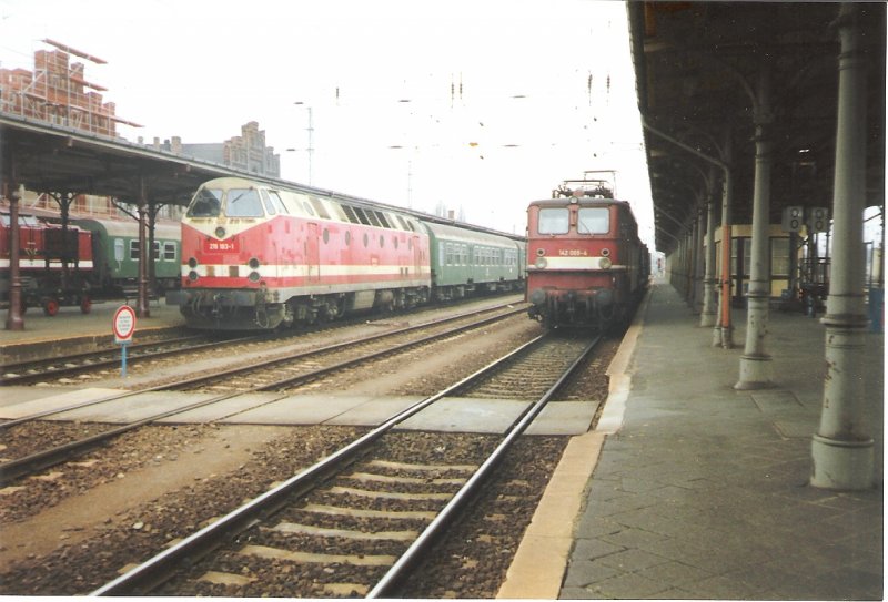 Ostalgie im Bahnhof Stendal im jahr 1992. Die schwer mitgenommene 219 183-1 und 142 069-4. Foto-Scan.